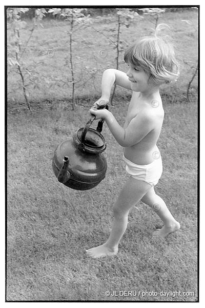 petite fille avec une plante -  little girl with a plant